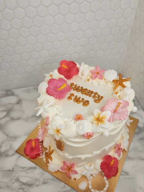 21st Birthday Ideas At The Beach, Tropical Sweet 16 Decorations, Tropical Bday Cake, Floral Heart Cake, Sunset Cake Design, Tropical Cake Design, Simple Aesthetic Birthday Cakes, Beach Birthday Cakes, 18th Birthday Cake Aesthetic