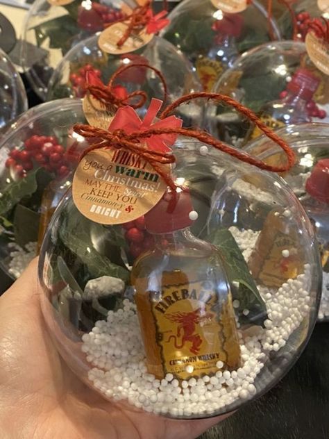 Whisky Gift Basket Ideas, Fireball Gifts Ideas Diy, Alcohol Gift Basket Christmas, Fireball Christmas Gift, Liquor Ornaments, Alcohol Christmas Gifts, Diy Last Minute Christmas Gifts, Christmas Alcohol Gifts, Mini Alcohol Gifts