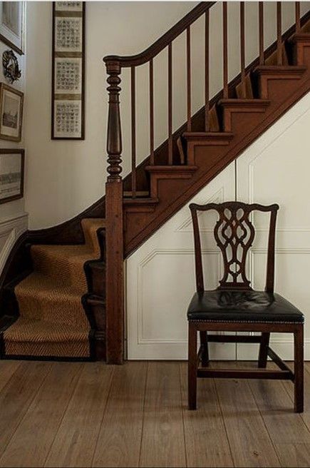 Historic Home Staircase, English Staircase, Victorian Staircase Ideas, Colonial Staircase, Vintage Staircase, Cottage Staircase, Victorian Stairs, Victorian Staircase, Cottage Stairs