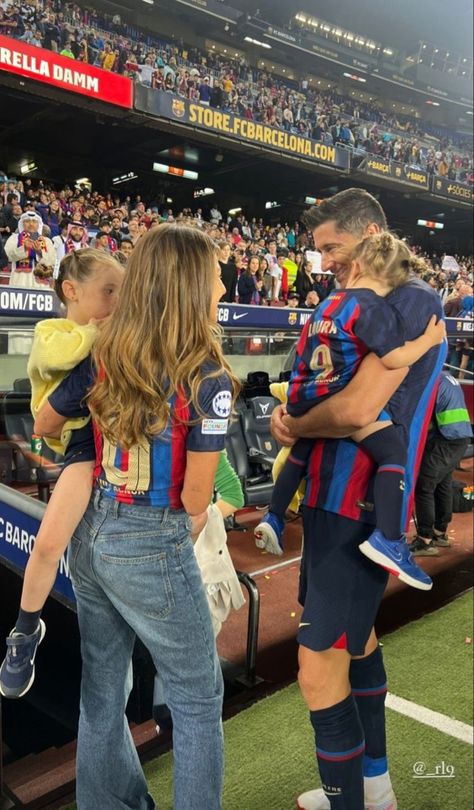 Wags Football Girlfriends Outfits, Football Family Aesthetic, Soccer Gf Outfit, Soccer Wife Outfit, Wags Soccer, Couple Football, Soccer Wife, Soccer Mom Outfit, Soccer Family