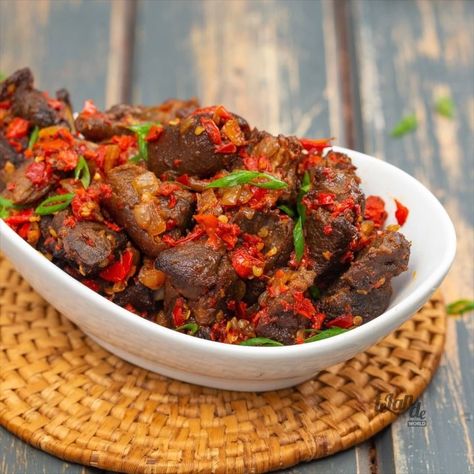 ASUN (peppered roast goat)  This peppered goat is unbelievably tender, flavorful with the right amount of heat to knock your socks off😅… Eat With Me, African Recipes Nigerian Food, Nigerian Recipes, Meat Seasoning, Goat Meat, Nigerian Food, Chops Recipe, Beef Stew Recipe, Food Blogs