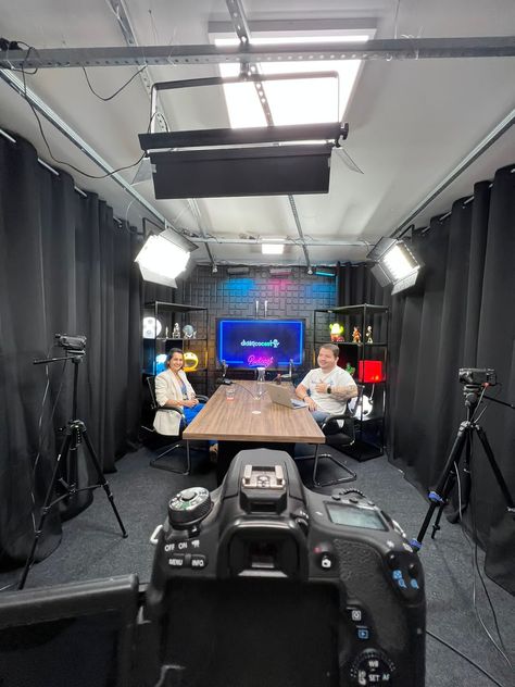 Container Photography Studio, Podcast Set Up Recording Studio, Youtuber Rooms Studio, Youtube Room Setup Background, Podcast Studio Ideas Aesthetic, Office Video Studio, Media Studio Design, Masculine Podcast Studio, Home Studio Video