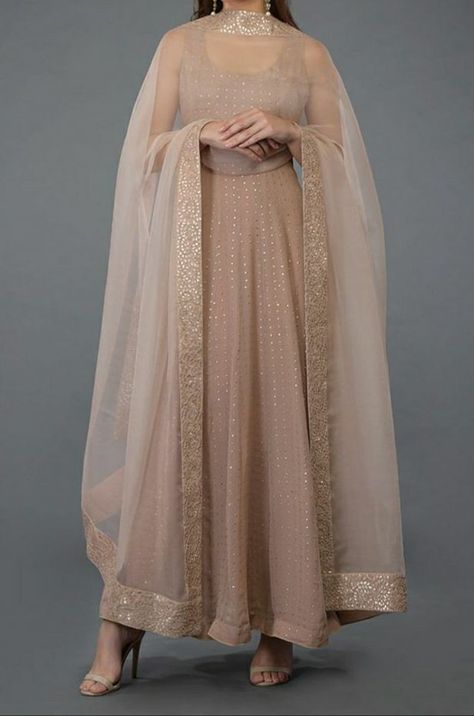 Casual Indian Fashion, Salwar Kamiz, Indian Dresses Traditional, Mode Abaya, Traditional Indian Outfits, Indian Gowns Dresses, Indian Gowns, Party Wear Indian Dresses, Dress Indian Style