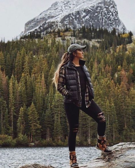 Cute hiking outfit women ideas: The best summer hiking outfit , including hiking outfit summer leggings, hiking outfit summer outdoors, hiking outfit summer casual, hiking outfit summer women, hiking outfit summer trail, hiking outfit spring leggings, etc. These also work as hiking outfit spring for women, hiking outfit spring casual - the best hiking fashion and hiking outfit summer mountain #hikingoutfit #cute #hikingoutfitsummer #hikingoutfitspring #hiking Winter Camping Outfits, Cute Camping Outfits, Wander Outfit, Workout Outfits Winter, Workout Outfits For Women, Camping Outfits For Women, Cute Hiking Outfit, Winter Outfits Warm, Winter Workout