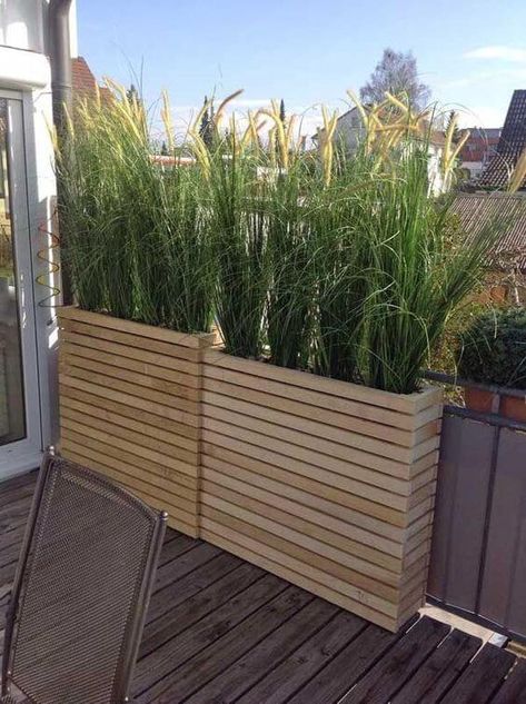 28 Cheap DIY Garden Privacy Screen Ideas To Keep Neighbors From Snooping Backyard Privacy Screen, Balcon Mic, Affordable Backyard Ideas, Garden Privacy Screen, Fence Planters, Patio Privacy, Privacy Fence Designs, Privacy Landscaping, Cheap Backyard