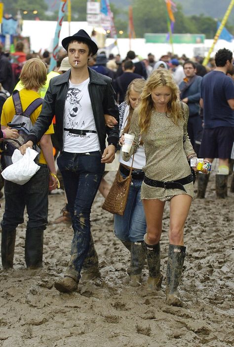 British Celebrity Style at Glastonbury Festival | POPSUGAR Fashion Glastonbury Outfits, Glastonbury Festival Fashion, Glastonbury Fashion, Jamie Hince, Pete Doherty, Kate Moss Style, Festival Mode, Hunter Wellies, Look Festival