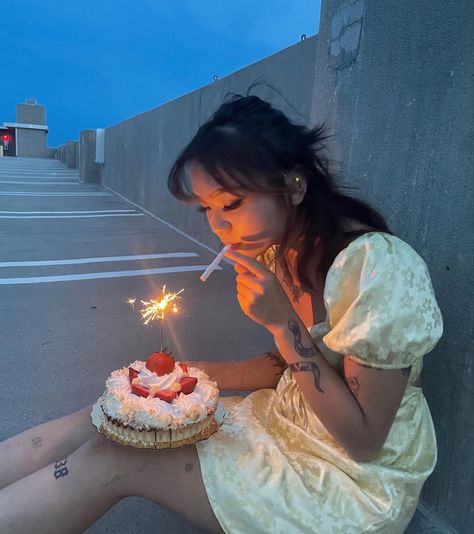 Bday Shoot Ideas Aesthetic, Birthday Ideas Grunge, Birthday Grunge Aesthetic, Candle Birthday Photoshoot, Grunge Birthday Photoshoot, Edgy Birthday Photoshoot, Grunge Birthday Aesthetic, Insta Photo Ideas Birthday, Birthday Pic Ideas Instagram