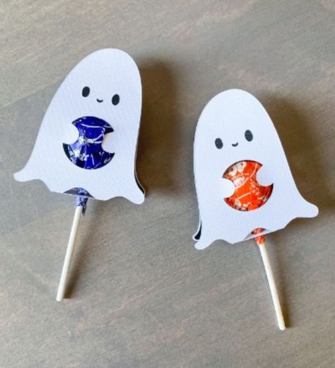 Halloween Sucker Holder Svg, Ghost Lollipop Holder, Cricut Halloween Lollipop Holder, Ghost Candy Holder, Halloween Sucker Holder, Halloween Treat Crafts, Halloween Treats For Kids School Diy, Halloween Sucker Ideas, Halloween Cardstock Crafts