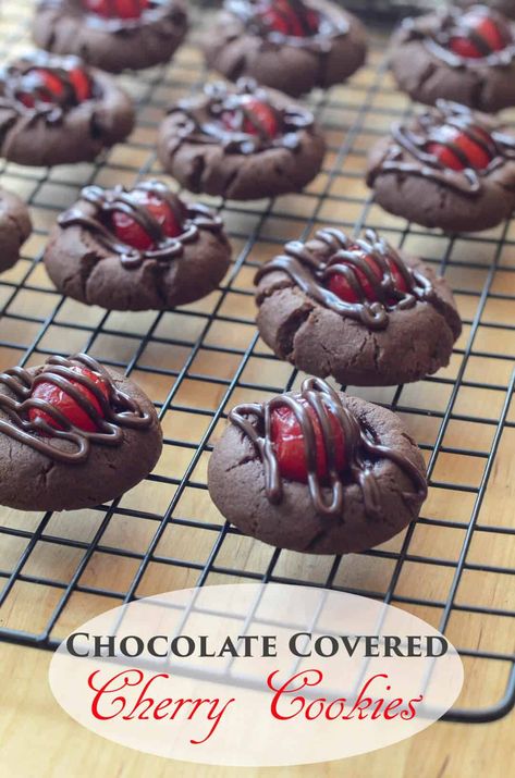 Chocolate Covered Cherry, Postre Keto, Cherry Cookies, Chocolate Covered Cherries, Cherry Recipes, Crinkle Cookies, Thumbprint Cookies, Cookies Recipes Christmas, Cookie Desserts