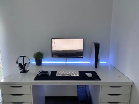 Gaming Setup Bedroom, White Desk Setup, Small Room Setup, Lego Room Decor, Small Game Rooms, Gaming Desk Setup, Clean Desk, Computer Desk Setup, Home Studio Setup