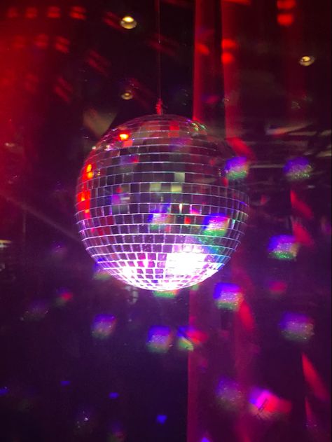 Disco Ball Reflection Photography, Disco Ball Light Effect, Shiny Disco Ball, Disco Ball Astethic, Disco Ball Reference, Disco Ball Colorful, Disco Ball Lighting, Disco Ball Lights, Modern Disco Aesthetic