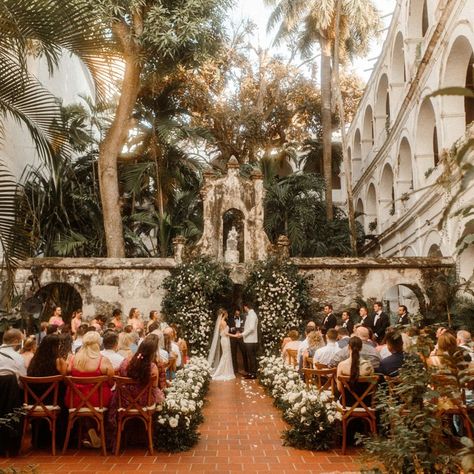 Junebug Weddings | Colombia’s vibrant culture made tying the knot there a no-brainer for Mandy and Mason. Their wedding day incorporated authentic Colombian… | Instagram Colombian Theme Wedding, Colombian Inspired Wedding, Panamanian Wedding, Colonial Wedding, Wedding Colombia, Traditional Colombian Wedding, Latino Wedding, Colombia Wedding Venues, Wedding In Colombia