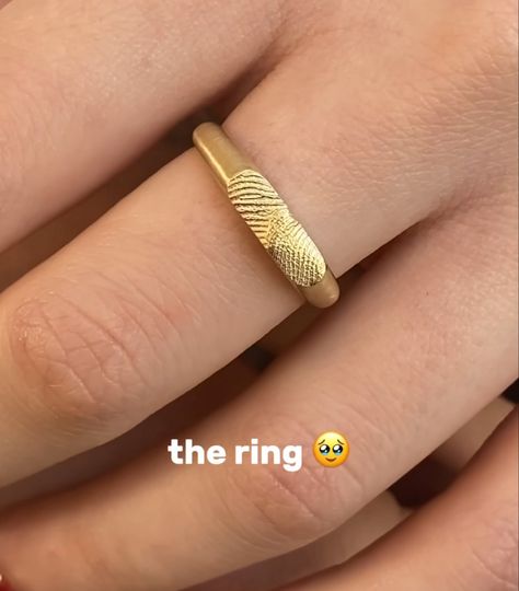 fingerprint ring <3 Wedding Rings Fingerprint, Fingerprint Ring Gold, Ring With Fingerprint, Fingerprint Rings Wedding, Hand Rings Aesthetic, Finger Print Ring, Couples Promise Rings, Fingerprint Wedding Bands, Wedding Ring Simple