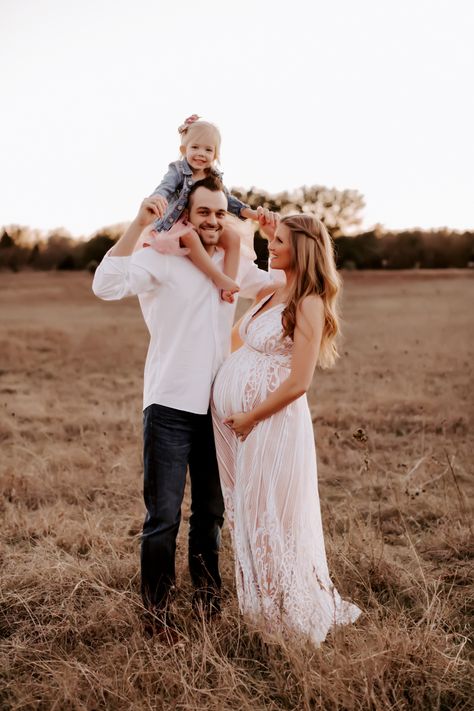 Family Photoshoot With Pregnant Mom, Maternity Photo Shoot Poses Family, Family Outdoor Maternity Shoot, Family Pictures While Pregnant, Second Maternity Photoshoot, Maternity Photo With Son, Maternity Poses With Daughter, Family Bump Photoshoot, Maternity Photography With Daughter And Husband