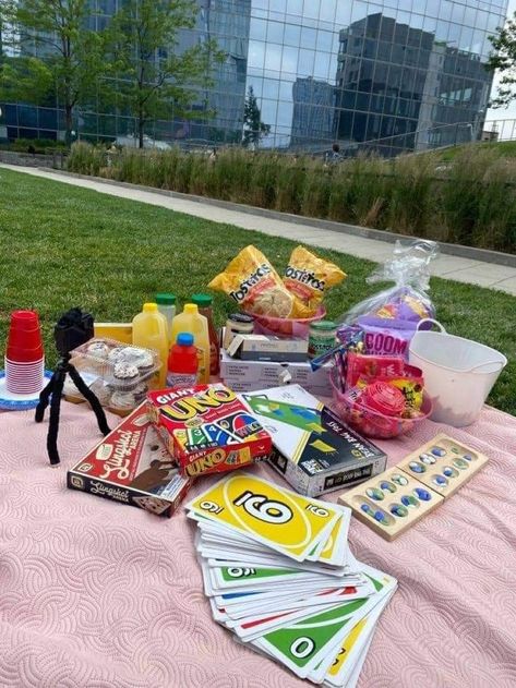 Picnic Vibes Aesthetic, Cute Picnic Date Ideas Friends, Cute Spring Date Ideas, Activities For Birthday Parties Teens, Picnic Bday Party Ideas Simple, Picnic Activities Ideas, Simple Dates Ideas, Picnic Party Activities, Picnic Ideas Activities