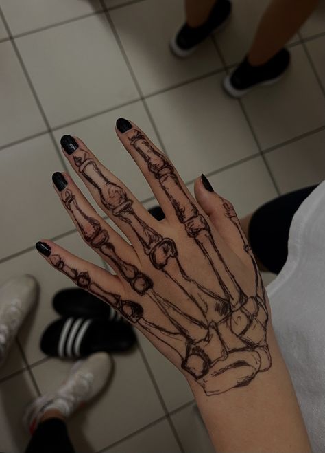 Skeleton Hand Drawing, Skeleton Hands Drawing, Tattoo Main, Skeleton Drawings, Pretty Hand Tattoos, Sharpie Tattoos, Pen Tattoo, Hand Doodles, Skeleton Hand Tattoo