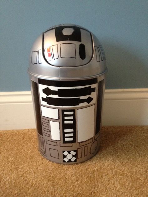 Star Wars inspired trash can I made using duct tape and permanent markers on a plain silver swing top trash can. The astromech droid R2Q2. Star Wars Zimmer, Star Wars Boys Room, Star Wars Kitchen, Geek Home Decor, Star Wars Bedroom, Nerd Room, Boys Room Design, Star Wars Room, Star Wars R2d2