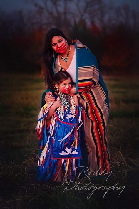 Native woman and child son symbolism of indiginous missing and exploited women. #mmiwg #mmiw #domesticviolenceawareness Mmiw Awareness Photoshoot, Awareness Photoshoot, Native Portrait, Mmiw Awareness, Native Woman, Photography Logos, Creative Photography, Nativity, Couple Photos