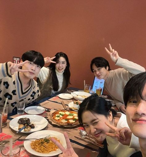 Photo Yearbook, Friends Group Photo, Iphone Selfie, Ulzzang Couple, Happy Pills, Pose Reference Photo, Group Photos, Bad Timing, Photo Reference