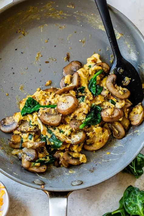 Mushroom-Spinach Scrambled Eggs is one of my go-to recipes for a quick high-protein, low-carb breakfast. Eat Healthier Aesthetic, Balanced Meals Aesthetic, Casserole Aesthetic, Healthy Diet Aesthetic, Eggs Aesthetic, Croissants Breakfast, Eggs Salad, Easy Menu, Scrambled Eggs With Spinach