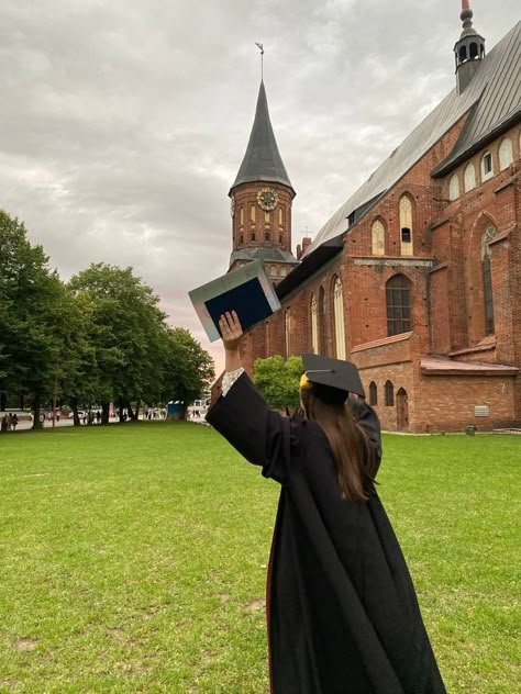 Graduation Gown, Career Vision Board, Manifesting Vision Board, 사진 촬영 포즈, Dream Vision Board, Uni Life, University Life, Vision Board Manifestation, Life Vision Board