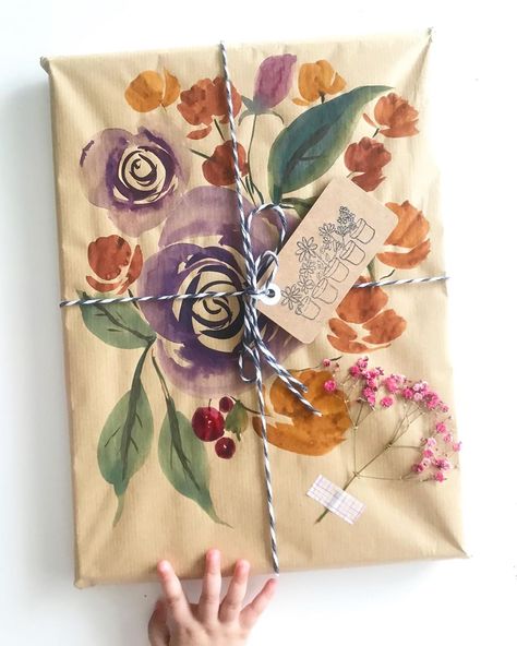 Hand Made Product Packing Ideas, Painted Wrapping Paper, Painting Packaging, Diy Painted Wrapping Paper, Watercolor Wrapping Paper Diy, Homemade Wrapping Paper, Watercolor Wrapping Paper, Flower Wrapping Paper Packaging, Florist Wrapping Paper