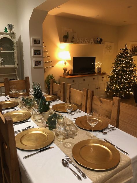 Family Christmas Table, Christmas Table For 2, New Year Table Setting Ideas Simple, Christmas Table Settings Gold, Christmas Table On A Budget, Christmas Day Table, Christmas Dinner Tables, New Year Table Setting, Table Decorations New Year