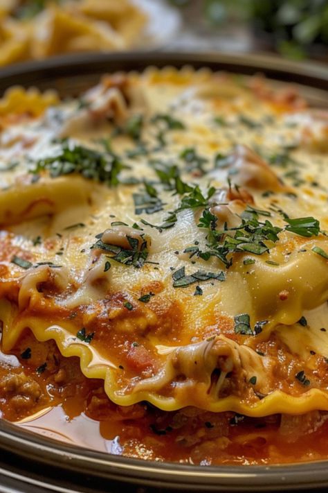 Slow Cooker Beef and Cheese Ravioli Lasagna - Easy Recipes for Everyday Cooking Cheese Ravioli Lasagna, How To Cook Ravioli, Slow Cooker Ravioli Lasagna, Slow Cooker Ravioli, Cheese Lasagna Recipe, Crockpot Ravioli, Slow Beef Stew, Ravioli Lasagna, Easy Beef Stew