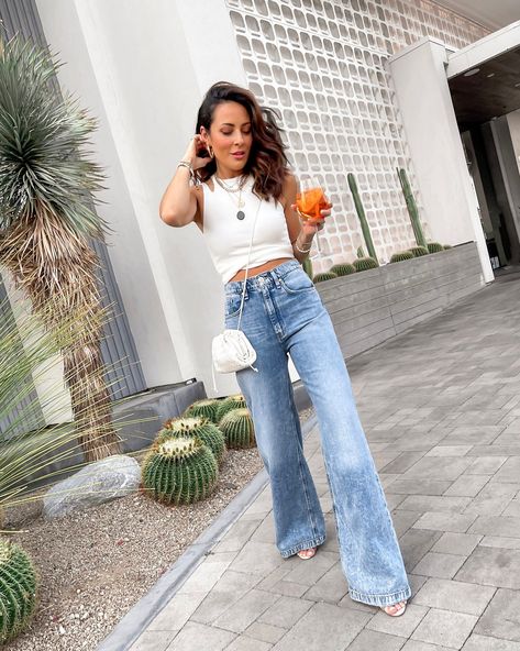 High Rise Wide Leg Jeans Outfit, Flared Jeans Outfit Summer, Jeans And Crop Top Outfit, Wide Leg Jeans Outfit Summer, Flare Jeans Outfit, Wide Leg Jeans Outfit, Wide Leg Jeans Cropped, Crop Top With Jeans, Coachella Fashion