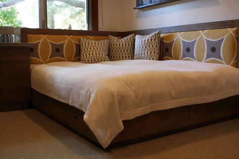 reclaimed-wood-queen-day-bed by mortisetenon.com, via Flickr   Queen Daybed! Corner Bed Ideas, Corner Headboard, Queen Daybed, Simple Bed Designs, Bedroom Furniture Layout, Bed In Corner, Murphy Bed Plans, Simple Bed, Bedroom Layouts