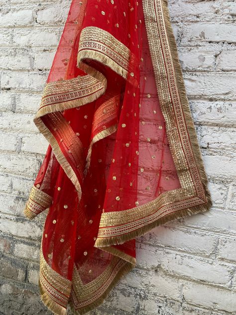 Bridal Dupatta Designs, Dupatta Designs Ideas, Duppattas Designs Ideas, Dupatta Bridal, Wear Shawl, Bridal Dupatta, Shawl Wedding, Indian Bride Outfits, Indian Bridal Wear