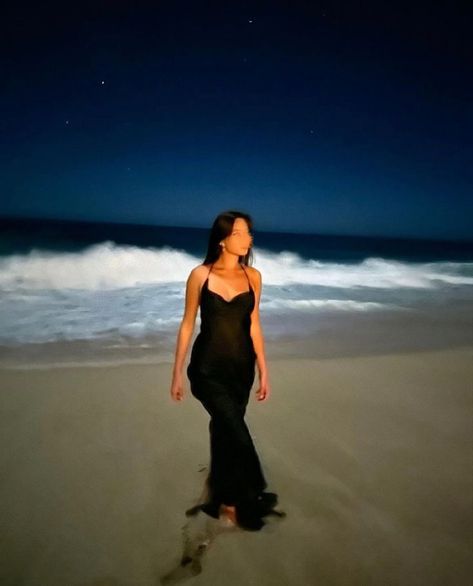 Mia Outfits, Instagram Mood Board, Beach Instagram Pictures, Lily Chee, Beach At Night, Beach Night, Beach Pictures Poses, Night Pictures, Beach Pics