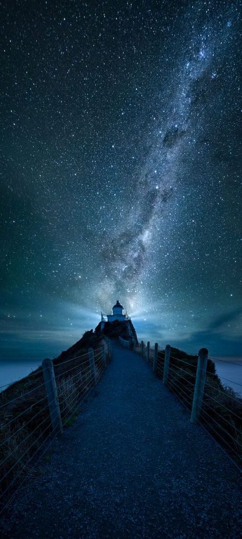 One of the most famous and iconic landforms in the region of Otago in New Zealand with a magnificent view. | locationscout.net New Zealand At Night, Life In New Zealand, Things To Do In New Zealand, New Zealand Travel Aesthetic, Nz Aesthetic, Nee Zealand, New Zealand Aesthetic, New Zealand Summer, New Zealand Photography