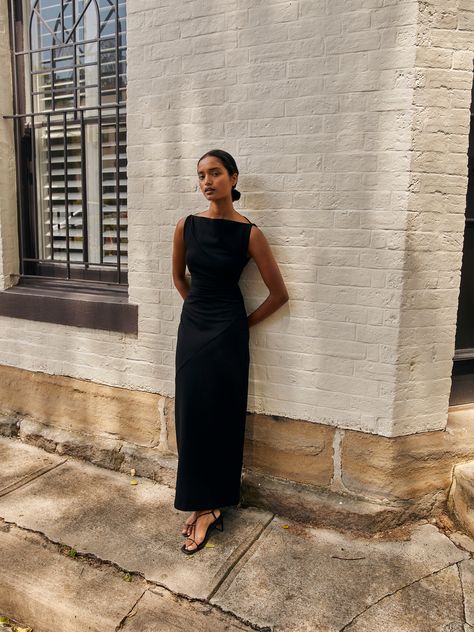 Boat Neck Dress Aesthetic, Black Dress Italy, Black Outfit Women Classy, Black Dress Styling Formal, Work Event Dress Evening, Black Dress Minimalist, Classy Fitted Dresses, Timeless Fashion Dresses, Black Occasion Dress