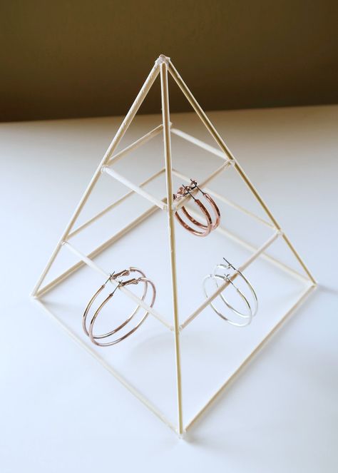 Diy Pyramid, Diy Jewelry Stand, Jewellery Stand, Hiasan Bilik Tidur, Diy Jewelry Display, Diy Jewelry Holder, Jewelry Organizer Diy, Craft Room Decor, Diy Presents