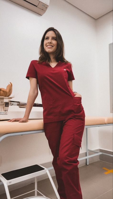 Faculdade de Medicina Doctor Outfit Women Work Wear, Doctor Outfit Women, Medical Uniforms Woman, Red Scrubs Outfit, Doctors Scrubs, Psychologist Outfit, Scrubs Uniform Cute, Nurse Clothes, Nursing Outfit