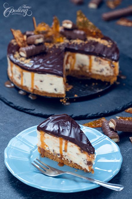 Twix Cheesecake Recipe, Twix Cheesecake, Twix Cake, Twix Bars, White Chocolate Raspberry Cheesecake, Chocolate Raspberry Cheesecake, Salted Caramel Cheesecake, Eggless Cake Recipe, Chocolate Cheesecake Recipes