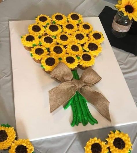 Sunflower Cupcake Bouquet - The BEST Cupcake Cake Ideas! Cupcakes Design, Sunflower Cupcakes, Pull Apart Cupcake Cake, Pull Apart Cake, Sunflower Party, Pull Apart Cupcakes, Cupcake Cake Designs, Cupcake Bouquet, Cupcake Designs