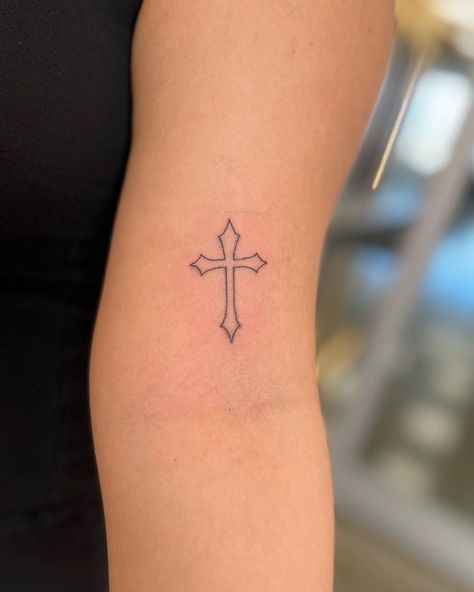 Cross Tattoo Designs For Men, Cool Cross Tattoos, Cross Tattoo On Hand, Tattoo Main, Ephemeral Tattoo, Small Cross Tattoos, Cross Tattoos For Women, Cross Tattoo For Men, Cross Tattoo Designs