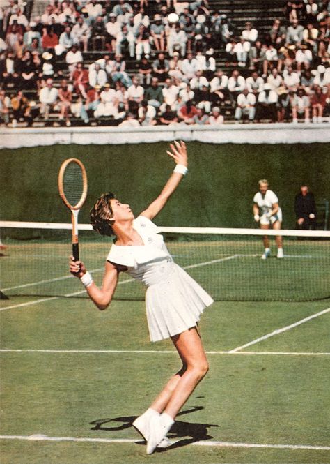 Iconic Tennis Photos, Vintage Tennis Photos, Vintage Wimbledon Aesthetic, Tennis Wimbledon Aesthetic, Retro Tennis Aesthetic, Vintage Workout Aesthetic, Vintage Tennis Aesthetic, 90s Sport Aesthetic, Wimbledon Aesthetic