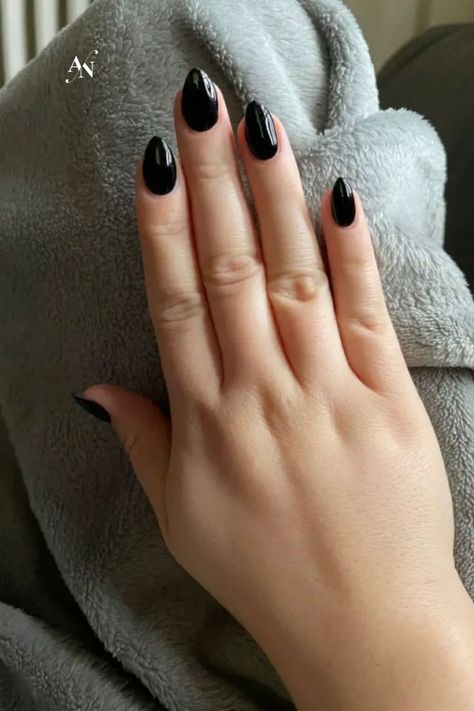 Nails shape Black Pointed Nails, Stelito Nails, Short Pointed Nails, Short Stiletto Nails, Nail Art Simple, Black Almond Nails, Black Gel Nails, Stiletto Nails Short, Short Stiletto