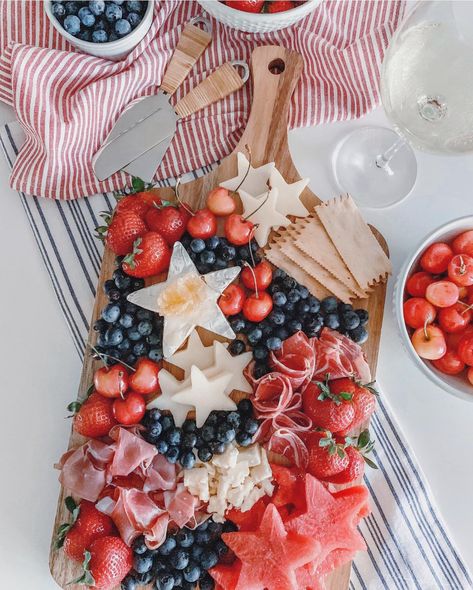 Red, white & blue 🇺🇸 #4thofjuly cheese board #summerentertaining #redwhiteandblue #fourthofjuly #cheeseboard Charcuterie Snack Board, Snack Board Ideas, Graze Boards, 4th Of July Party Food, Summer Appetizers, Charcuterie Ideas, Display Tables, Patriotic Food, Blue Board