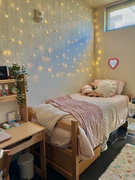 College Dorm Room Ideas Aesthetic Simple, College Dorm Esthetic, Pink Uni Room Aesthetic, Pink Dorm Rooms Ideas, Pink College Dorm Aesthetic, College Dorm Room Aesthetic Minimalist, Pink College Apartment Bedroom, Dorm Room Ideas Bedding, Dorm Room With Led Lights