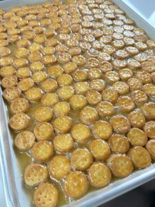 Cracker Candy Recipe, Ritz Cracker Candy, Ritz Bits, Peanut Butter Crackers, Ritz Cracker Recipes, Cracker Candy, Viral Recipes, Peanut Butter Bites, Butter Crackers