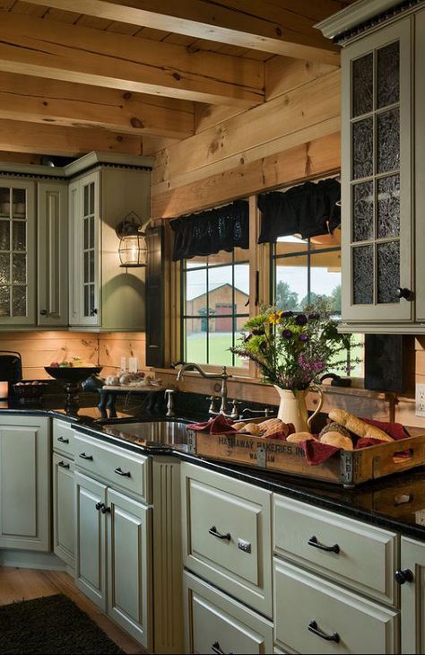 Log Cabin Kitchen, Dapur Rustic, Log Home Kitchens, Rustic Kitchens, Rustic Kitchen Cabinets, Kabinet Dapur, Farmhouse Kitchens, Brown Cabinets, Rustic Kitchen Design