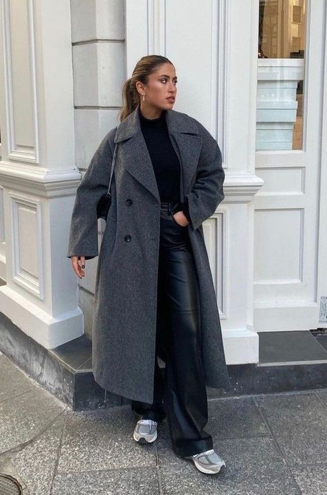 Winter outfit with gray long coat and oversized leather pants. New York Winter Outfit, January Outfits, Mantel Outfit, Long Coat Outfit, Nyc Winter Outfits, December Outfits, Ny Outfits, Nyc Outfits, New York Outfits