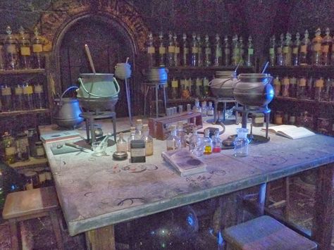 Snape's potion lab Potion Lab, Book Cover Background, Potter Studio, Harry Potter Studio Tour, Harry Potter Set, Harry Potter Studios, Witch Potion, Magic House, Hogwarts Aesthetic