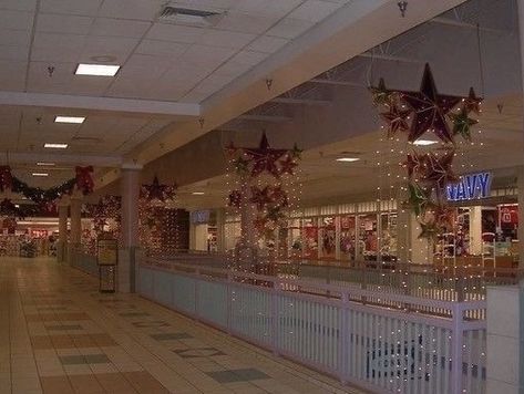 2000s Christmas Nostalgia School, Liminal Space Christmas, Christmas Morning Nostalgia, Christmas Aesthetic 2000s, Christmas Liminal Spaces, Christmas Aesthetic Nostalgia, Christmas In The 2000s, Christmas Nostalgia Aesthetic, Christmas Mall Aesthetic