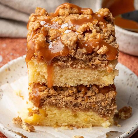 Caramel Coffee Cake Caramel Coffee Cake, Coffee Crumb Cake, Blueberry Chocolate Chip Muffins, Classic Coffee Cake, Crumb Cake Recipe, Cinnamon Caramel, Coffee Cake Muffins, Sour Cream Cake, Crumble Cake