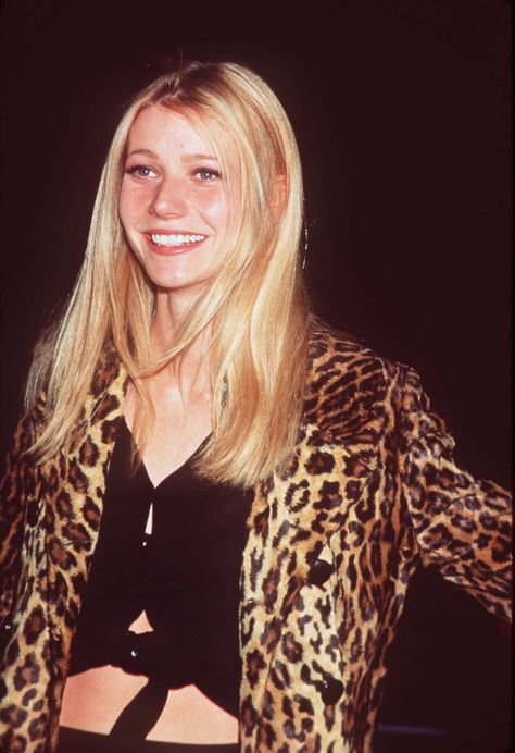 Gwyneth Paltrow rocking an awesome leopard print coat with a casually knotted shirt. Gwyneth Paltrow Hair, Gwyneth Paltrow Style, Gwyneth Paltrow, Kate Moss, Fashion Books, 90s Fashion, Role Models, Style Icons, Pretty People